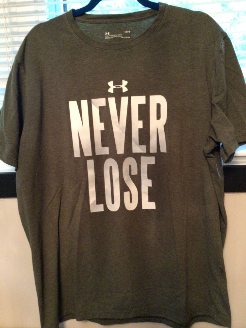 Men’s size large army green under armour heat gear tee shirt “Never Lose”